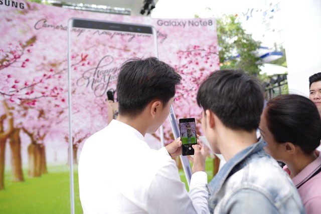 Tấp nập người dân trong lẫn ngoài nước đến tham quan khu vực trải nghiệm Samsung Galaxy Note8 tại phố đi bộ Nguyễn Huệ - Ảnh 7.