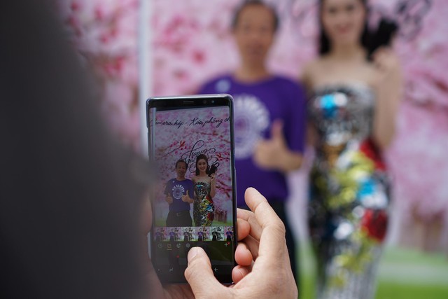 Tấp nập người d&acirc;n trong lẫn ngo&agrave;i nước đến tham quan khu vực trải nghiệm Samsung Galaxy Note8 tại phố đi bộ Nguyễn Huệ - Ảnh 9.