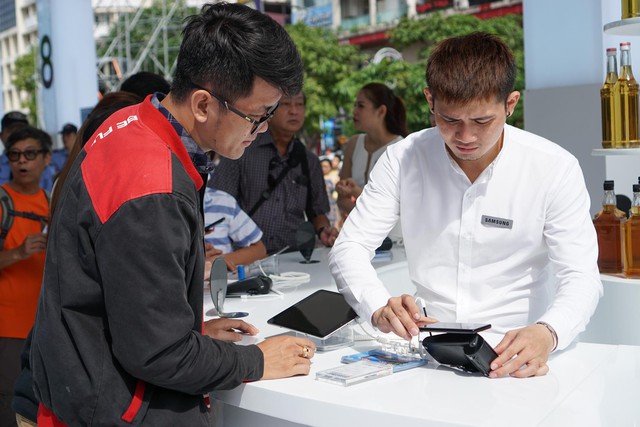 Tấp nập người dân trong lẫn ngoài nước đến tham quan khu vực trải nghiệm Samsung Galaxy Note8 tại phố đi bộ Nguyễn Huệ - Ảnh 11.