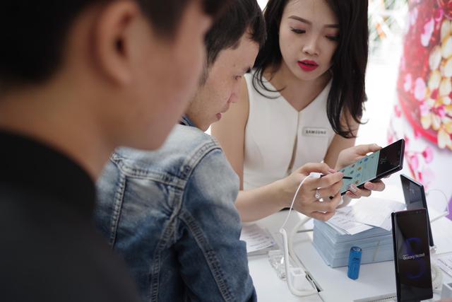 Tấp nập người d&acirc;n trong lẫn ngo&agrave;i nước đến tham quan khu vực trải nghiệm Samsung Galaxy Note8 tại phố đi bộ Nguyễn Huệ - Ảnh 15.