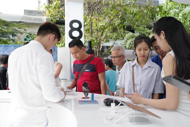 Tấp nập người dân trong lẫn ngoài nước đến tham quan khu vực trải nghiệm Samsung Galaxy Note8 tại phố đi bộ Nguyễn Huệ - Ảnh 16.