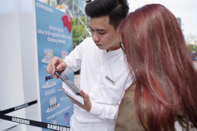 Tấp nập người dân trong lẫn ngoài nước đến tham quan khu vực trải nghiệm Samsung Galaxy Note8 tại phố đi bộ Nguyễn Huệ - Ảnh 17.