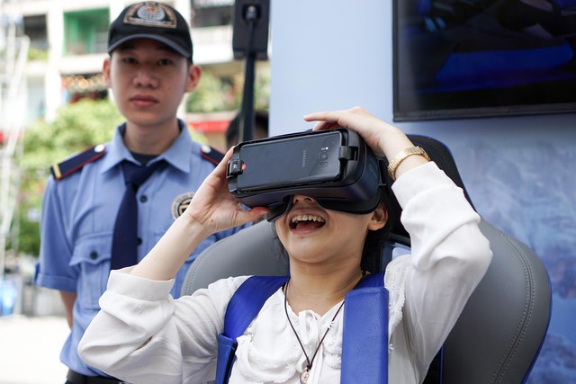 Tấp nập người dân trong lẫn ngoài nước đến tham quan khu vực trải nghiệm Samsung Galaxy Note8 tại phố đi bộ Nguyễn Huệ - Ảnh 20.