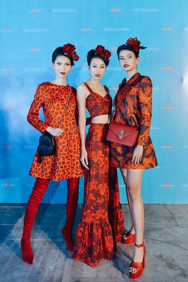 Bỏ t&uacute;i b&iacute; k&iacute;p t&oacute;c đẹp từ hậu trường show diễn của hơn 100 người mẫu - Ảnh 10.