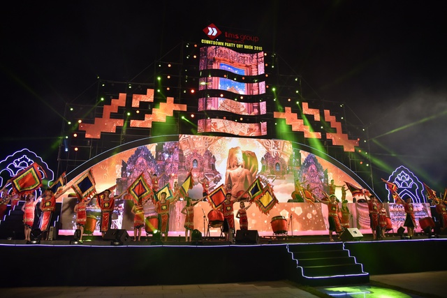 Hàng vạn khán giả “đốt nóng” đêm hội chào năm mới 2018 lớn nhất Quy Nhơn - Ảnh 3.