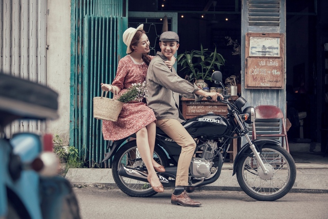 Áo dài xưa “Cô ba Sài Gòn” chưa kịp hết hot, xe máy phong cách retro bắt đầu lên ngôi - Ảnh 1.