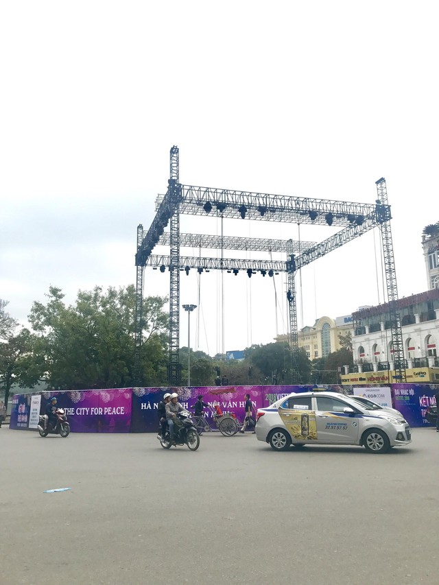 Choáng ngợp sân khấu đại nhạc hội được thiết kế như transformer giữa phố đi bộ Hà Nội - Ảnh 1.
