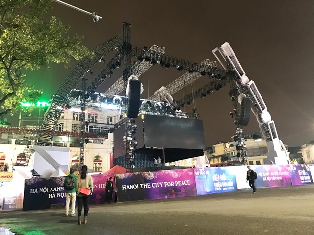 Choáng ngợp sân khấu đại nhạc hội được thiết kế như transformer giữa phố đi bộ Hà Nội - Ảnh 2.