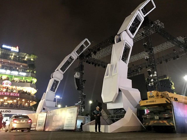 Choáng ngợp sân khấu đại nhạc hội được thiết kế như transformer giữa phố đi bộ Hà Nội - Ảnh 3.