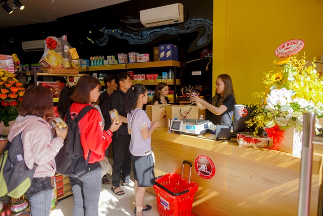 Vừa khai trương, Tân Khánh Mini Mart nhận hàng nghìn đơn đặt hàng - Ảnh 2.