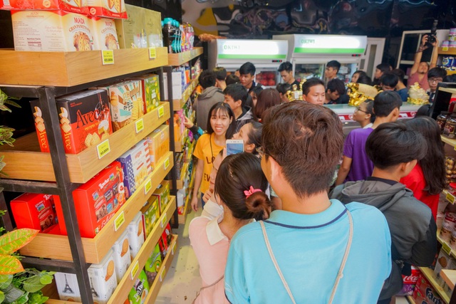 Vừa khai trương, Tân Khánh Mini Mart nhận hàng nghìn đơn đặt hàng - Ảnh 5.