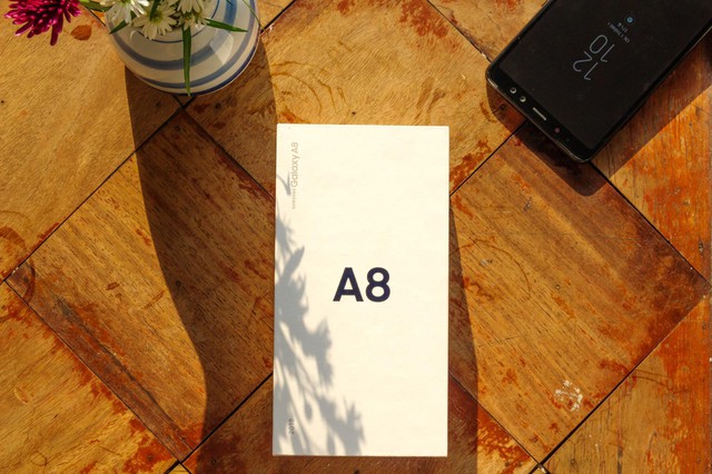 Mở hộp Galaxy A8: Qu&aacute; nhiều t&iacute;nh năng hay ho với gi&aacute; cực kỳ cạnh tranh - Ảnh 4.