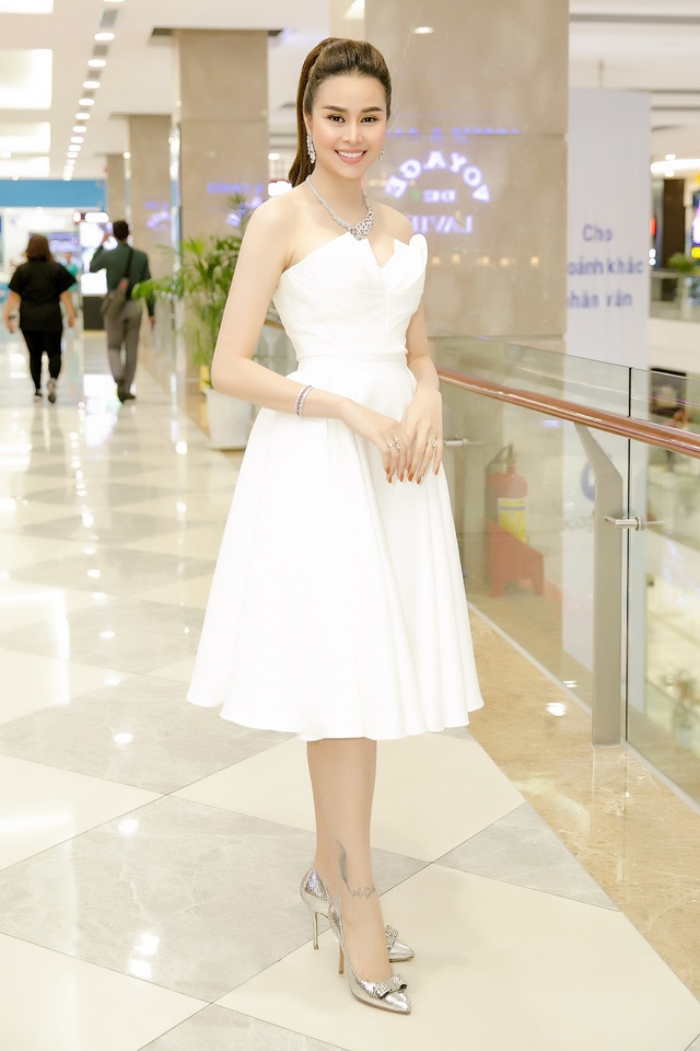 Hoa hậu Sella Trương diện cây hàng hiệu 3 tỷ sánh đôi cùng Quý Bình - Ảnh 5.