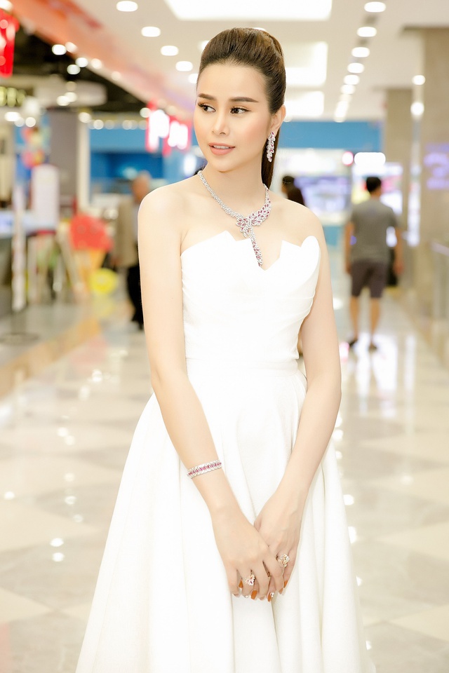 Hoa hậu Sella Trương diện cây hàng hiệu 3 tỷ sánh đôi cùng Quý Bình - Ảnh 9.