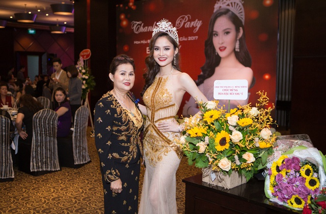 Hoa hậu Bùi Như Ý nghẹn ngào bật khóc tại buổi party cuối năm - Ảnh 7.