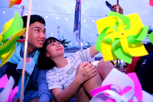 H&agrave;ng trăm bạn trẻ bất ngờ khi Isaac nhận m&igrave;nh &ldquo;ế&rdquo; ngay trong sự kiện khởi đầu m&ugrave;a lễ t&igrave;nh nh&acirc;n - Ảnh 8.