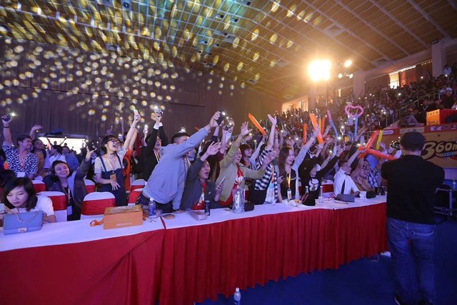 Tóc Tiên, Chi Dân quẩy cuồng nhiệt trước 30.000 khán giả tại đại hội 360mobi - Ảnh 3.