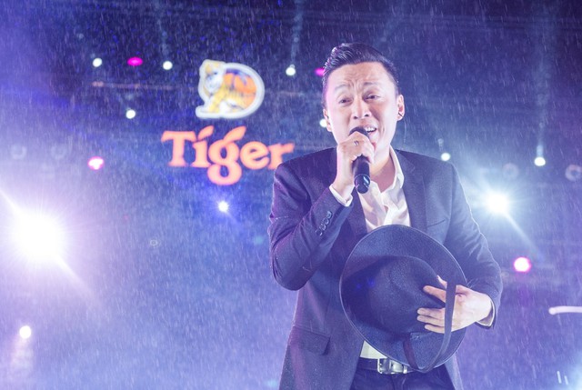 Trời đổ mưa “phụ họa” đúng lúc Lam Trường hát “Mưa Phi Trường” và “Em gái mưa” trong Tiger Remix ở Quy Nhơn - Ảnh 5.