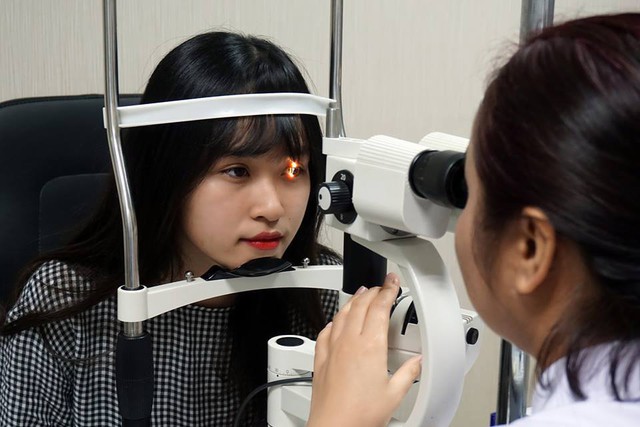 Đeo k&iacute;nh cận bất tiện, k&eacute;m xinh, c&aacute;c bạn trẻ t&igrave;m đến phẫu thuật laser chữa dứt điểm tật kh&uacute;c xạ - Ảnh 1.