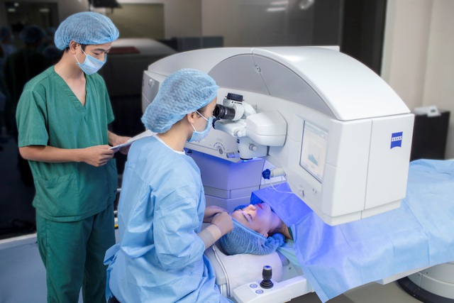 Đeo k&iacute;nh cận bất tiện, k&eacute;m xinh, c&aacute;c bạn trẻ t&igrave;m đến phẫu thuật laser chữa dứt điểm tật kh&uacute;c xạ - Ảnh 2.