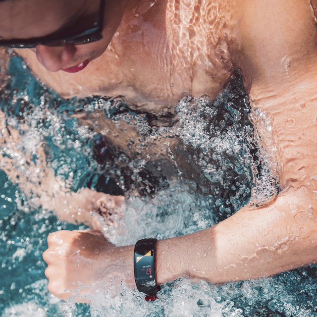 Đi bơi th&uacute; vị hơn với v&ograve;ng đeo tay th&ocirc;ng minh Samsung Gear Fit2 Pro - Ảnh 4.