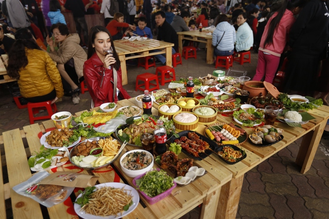 H&agrave;ng ng&agrave;n &ldquo;t&iacute;n đồ ăn uống&rdquo;, hotteen đều đổ về Lễ hội ẩm thực đường phố cuối tuần qua - Ảnh 1.