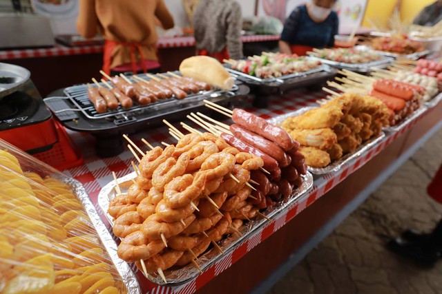 H&agrave;ng ng&agrave;n &ldquo;t&iacute;n đồ ăn uống&rdquo;, hotteen đều đổ về Lễ hội ẩm thực đường phố cuối tuần qua - Ảnh 4.