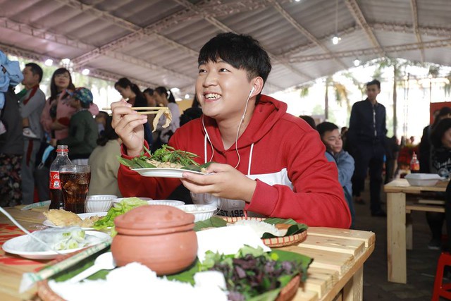 H&agrave;ng ng&agrave;n &ldquo;t&iacute;n đồ ăn uống&rdquo;, hotteen đều đổ về Lễ hội ẩm thực đường phố cuối tuần qua - Ảnh 9.