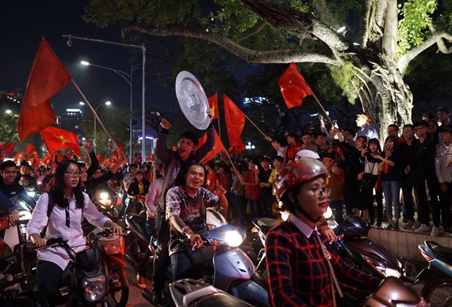 T&igrave;nh y&ecirc;u với U23 v&agrave; những kiểu ăn mừng chỉ c&oacute; thể l&agrave; ở Việt Nam - Ảnh 1.