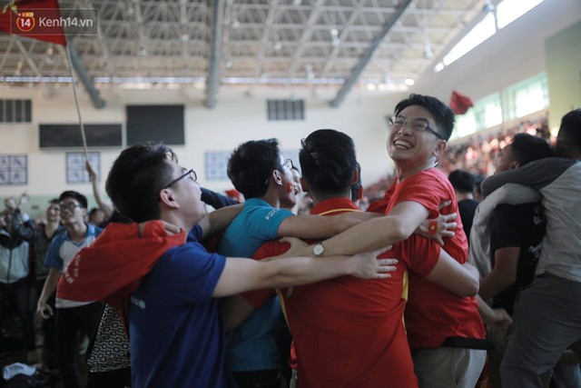 T&igrave;nh y&ecirc;u với U23 v&agrave; những kiểu ăn mừng chỉ c&oacute; thể l&agrave; ở Việt Nam - Ảnh 7.