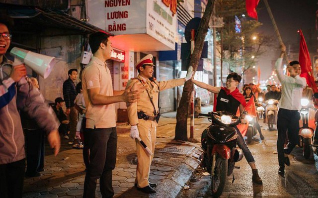 T&igrave;nh y&ecirc;u với U23 v&agrave; những kiểu ăn mừng chỉ c&oacute; thể l&agrave; ở Việt Nam - Ảnh 8.