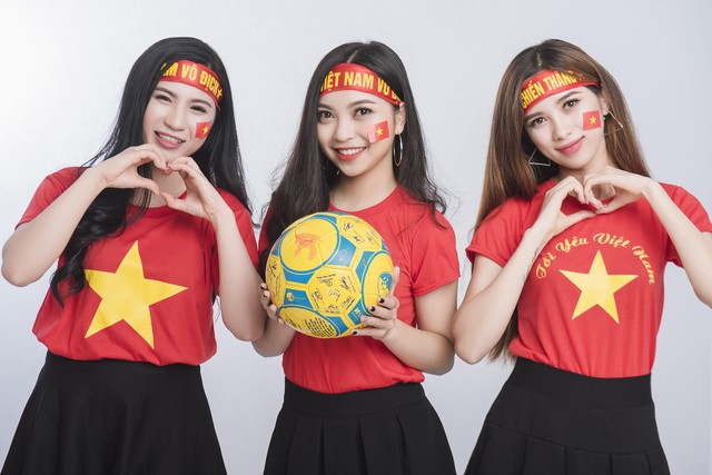 Người y&ecirc;u Quang Hải chụp ảnh cổ vũ bạn trai v&agrave; đội tuyển U23 - Ảnh 4.