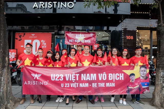 Aristino &ldquo;chơi lớn&rdquo;: Tặng miễn ph&iacute; cờ tổ quốc, băng r&ocirc;n cho h&agrave;ng ng&agrave;n cổ động vi&ecirc;n từ Bắc đến Nam khi đến showroom - Ảnh 1.