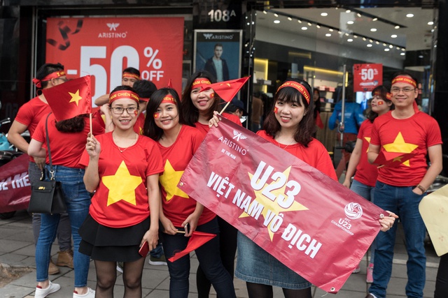 Aristino &ldquo;chơi lớn&rdquo;: Tặng miễn ph&iacute; cờ tổ quốc, băng r&ocirc;n cho h&agrave;ng ng&agrave;n cổ động vi&ecirc;n từ Bắc đến Nam khi đến showroom - Ảnh 2.