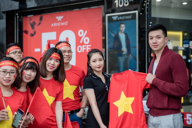 Aristino &ldquo;chơi lớn&rdquo;: Tặng miễn ph&iacute; cờ tổ quốc, băng r&ocirc;n cho h&agrave;ng ng&agrave;n cổ động vi&ecirc;n từ Bắc đến Nam khi đến showroom - Ảnh 4.