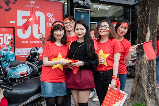 Aristino &ldquo;chơi lớn&rdquo;: Tặng miễn ph&iacute; cờ tổ quốc, băng r&ocirc;n cho h&agrave;ng ng&agrave;n cổ động vi&ecirc;n từ Bắc đến Nam khi đến showroom - Ảnh 5.
