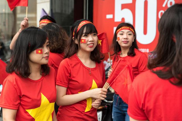 Aristino &ldquo;chơi lớn&rdquo;: Tặng miễn ph&iacute; cờ tổ quốc, băng r&ocirc;n cho h&agrave;ng ng&agrave;n cổ động vi&ecirc;n từ Bắc đến Nam khi đến showroom - Ảnh 7.