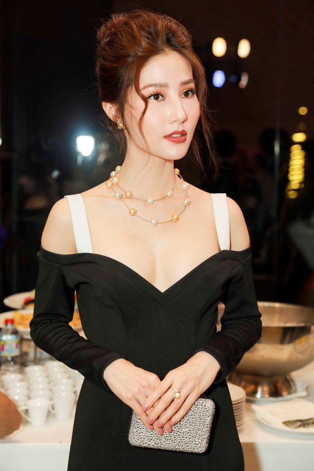 Ngọc trai - Phụ kiện đang được sao Việt m&ecirc; mẩn những ng&agrave;y đầu năm 2018 - Ảnh 1.