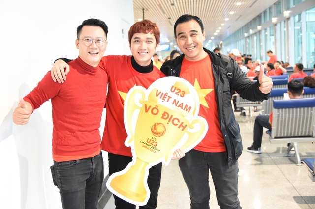 Sao Việt nô nức đi cổ vũ cho đội tuyển U23 Việt Nam - Ảnh 1.