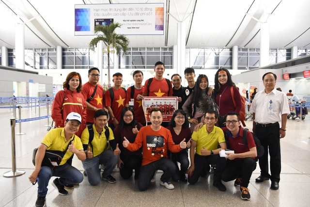 Sao Việt nô nức đi cổ vũ cho đội tuyển U23 Việt Nam - Ảnh 2.