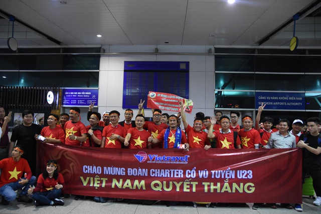 Sao Việt nô nức đi cổ vũ cho đội tuyển U23 Việt Nam - Ảnh 4.