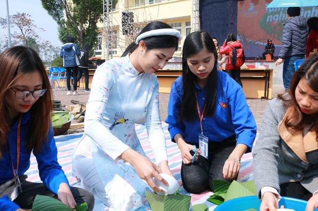 Hoa hậu Ngọc H&acirc;n đồng h&agrave;nh c&ugrave;ng th&agrave;y tr&ograve; Đại học Đại Nam trong chương tr&igrave;nh Tấm b&aacute;nh nghĩa t&igrave;nh 2018 - Ảnh 1.