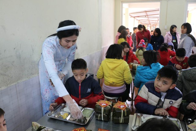 Hoa hậu Ngọc H&acirc;n đồng h&agrave;nh c&ugrave;ng th&agrave;y tr&ograve; Đại học Đại Nam trong chương tr&igrave;nh Tấm b&aacute;nh nghĩa t&igrave;nh 2018 - Ảnh 8.