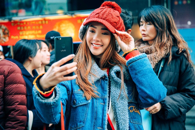 Minh Hằng trẻ trung bất chấp b&ecirc;n Vivo V7 - Ảnh 7.