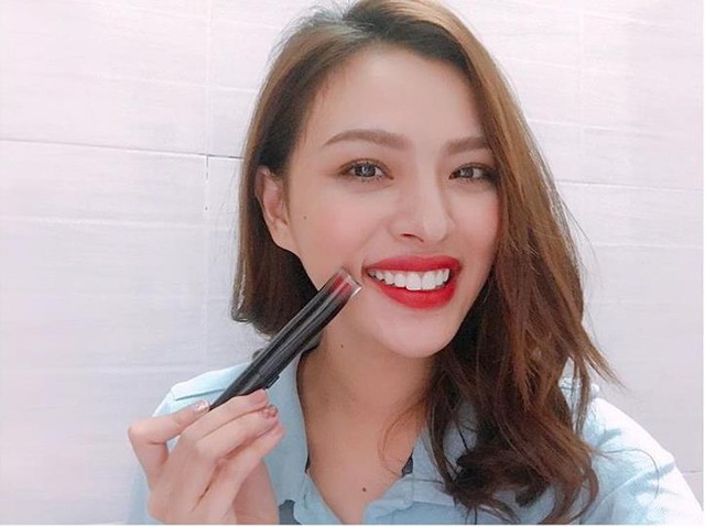 Sau Celine Farach, h&agrave;ng loạt hoa hậu, người đẹp cũng khoe c&acirc;y son Việt l&ecirc;n m&agrave;u đẹp ngỡ ng&agrave;ng n&agrave;y! - Ảnh 6.