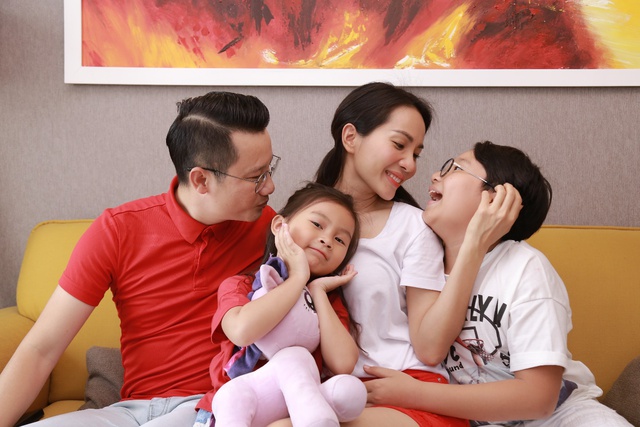 Ăn T&ecirc;́t ấm &aacute;p cùng gia đình là đi&ecirc;̀u ý nghĩa nh&acirc;́t với Thúy Hạnh, Hoàng Bách - Ảnh 2.