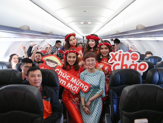 Thích thú với màn nhảy sôi động của dàn tiếp viên hàng không trên chuyến bay đến Kuala Lumpur - Ảnh 2.