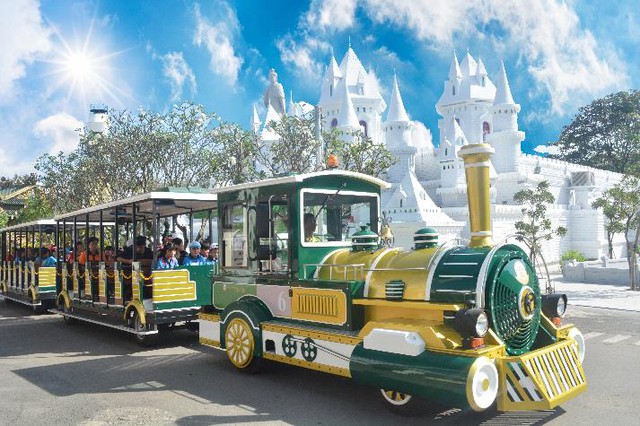 Vui Tết Mậu Tuất đo&agrave;n vi&ecirc;n, ấm &aacute;p tại &ldquo;thi&ecirc;n đường du lịch&rdquo; Suối Ti&ecirc;n - Ảnh 7.