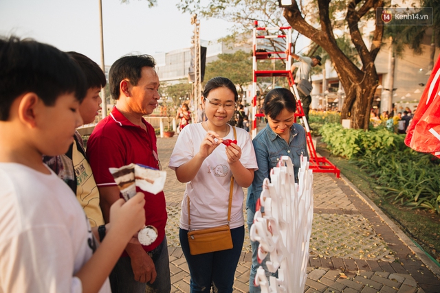 Hàng nghìn bạn trẻ Sài thành nô nức rủ nhau hái lộc, rinh may mắn đầu xuân - Ảnh 17.