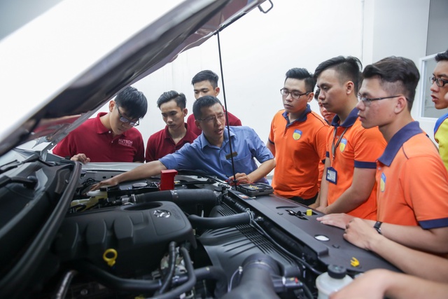 Giải m&atilde; l&yacute; do sinh vi&ecirc;n HUTECH c&oacute; tỷ lệ việc l&agrave;m cao - Ảnh 1.